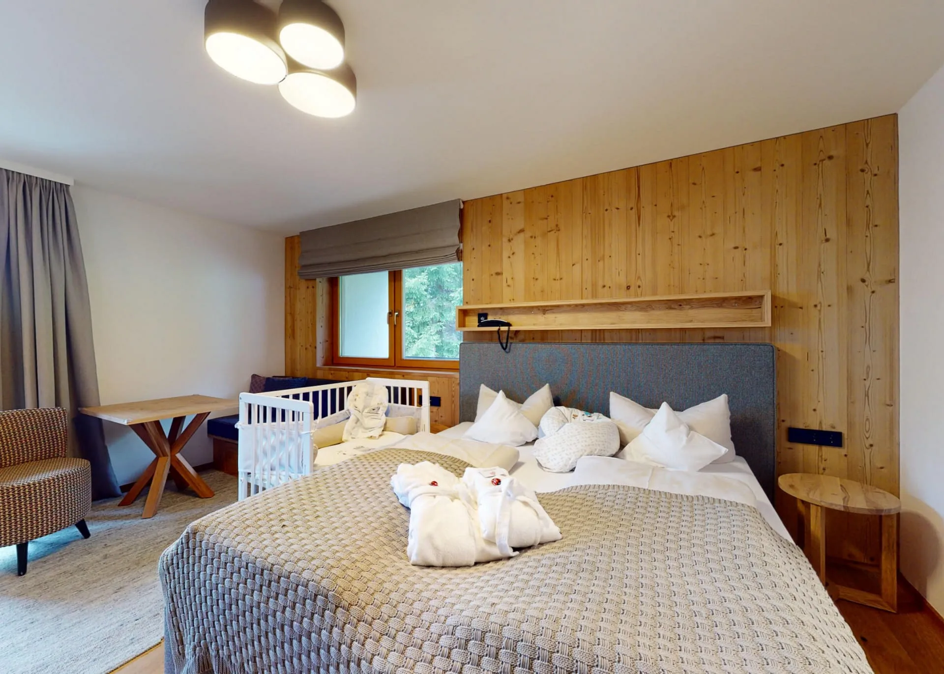 Gemütliches Doppelzimmer mit Babybett im 4* Hotel Babymio 