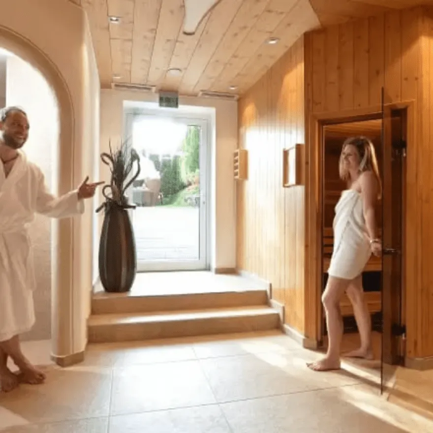 Paar im Bademantel genießt Spa & Sauna im Familienhotel Babymio