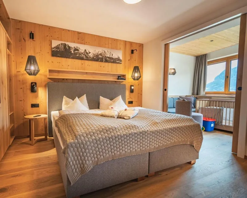 Familienzimmer A SUP mit Doppelbett und abgetrenntem Kinderschlafbereich