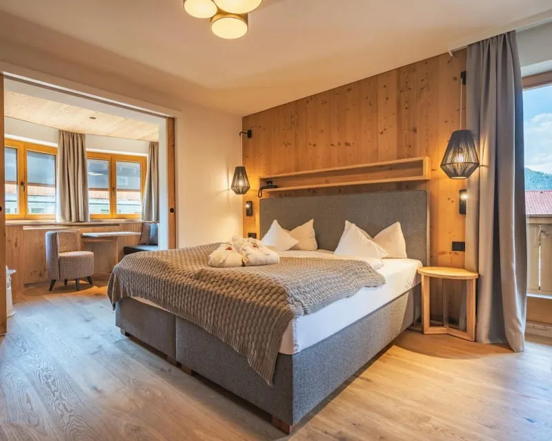 Familienzimmer B SUP mit Doppelbett und separatem Kinderbereich