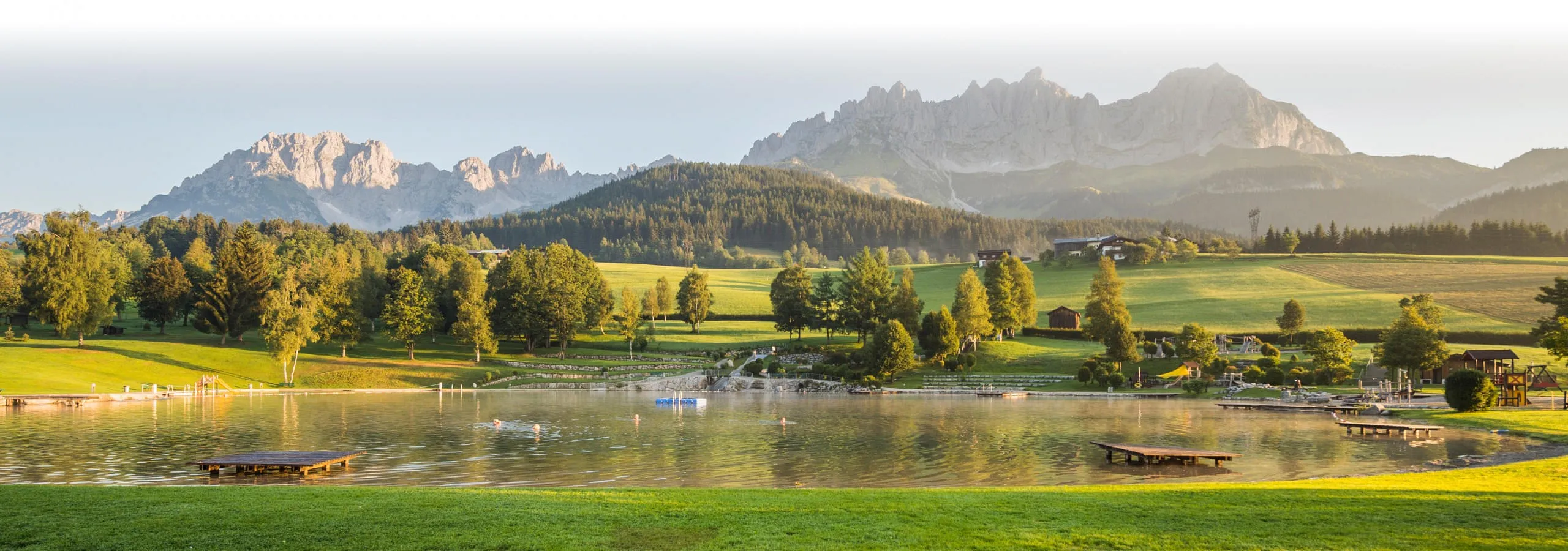 Badesee Going mit Blick auf das Kaisergebirge in den Alpen