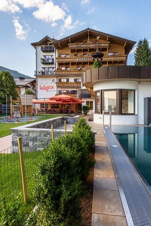 Hotel Babymio: Außenansicht mit Pool, Garten und Spielplatz