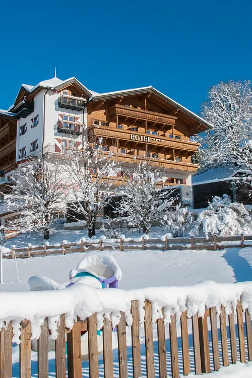 Außenansicht des Babyhotel und Kinderhotel Babymio im Winter mit