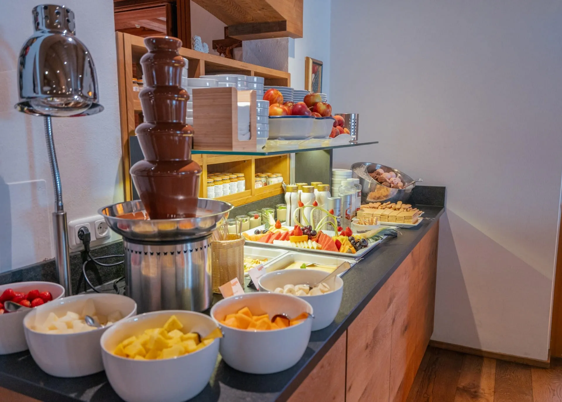 Buffet mit frischem Obst, Gebäck und Schokoladenbrunnen