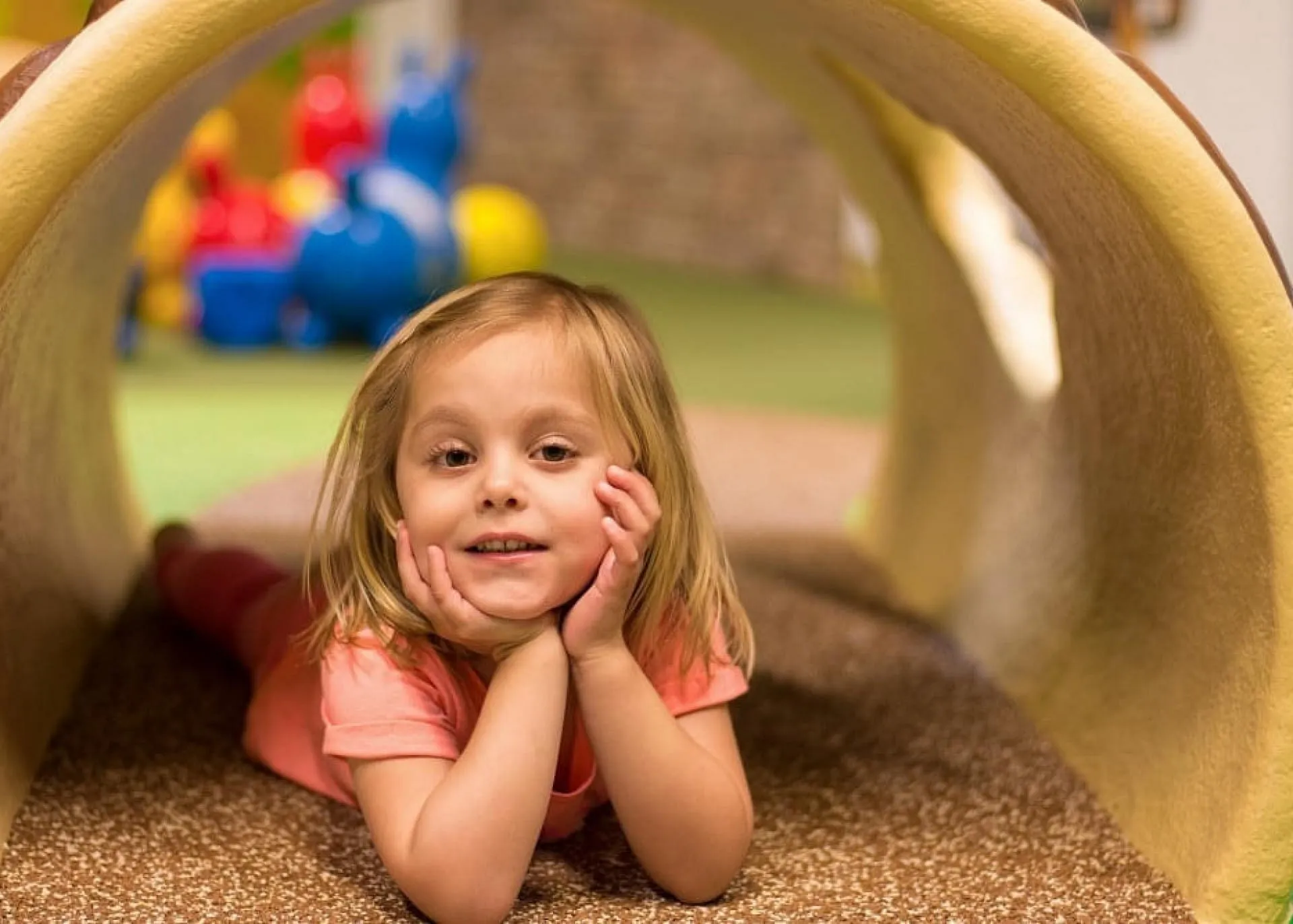 Mädchen zwischen 2-6 Jahre im Kinderspielraum