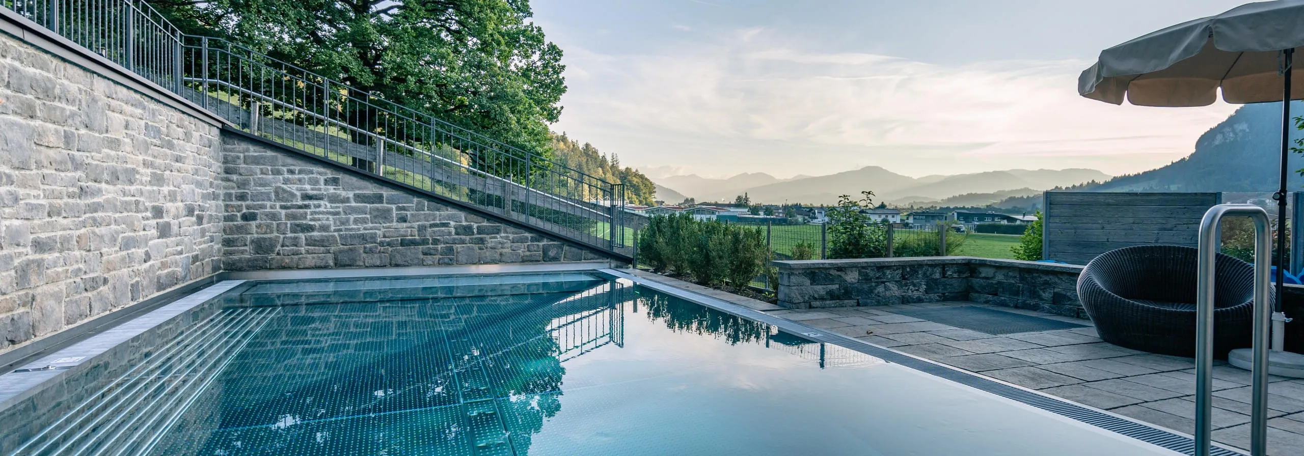 Außenpool im Hotel Babymio mit Blick auf die Kitzbüheler Alpen