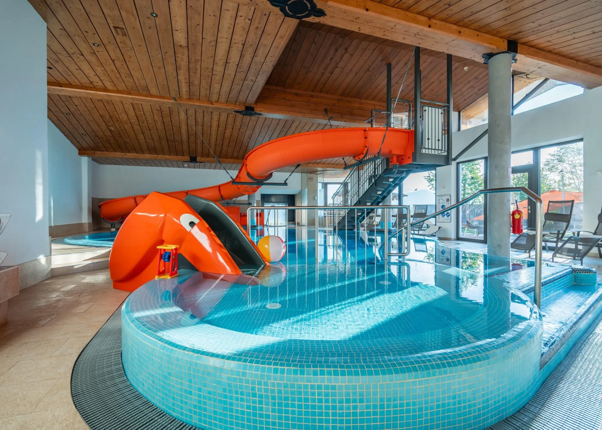 Hallenbad im Familienhotel mit Wasserrutsche: Innenansicht