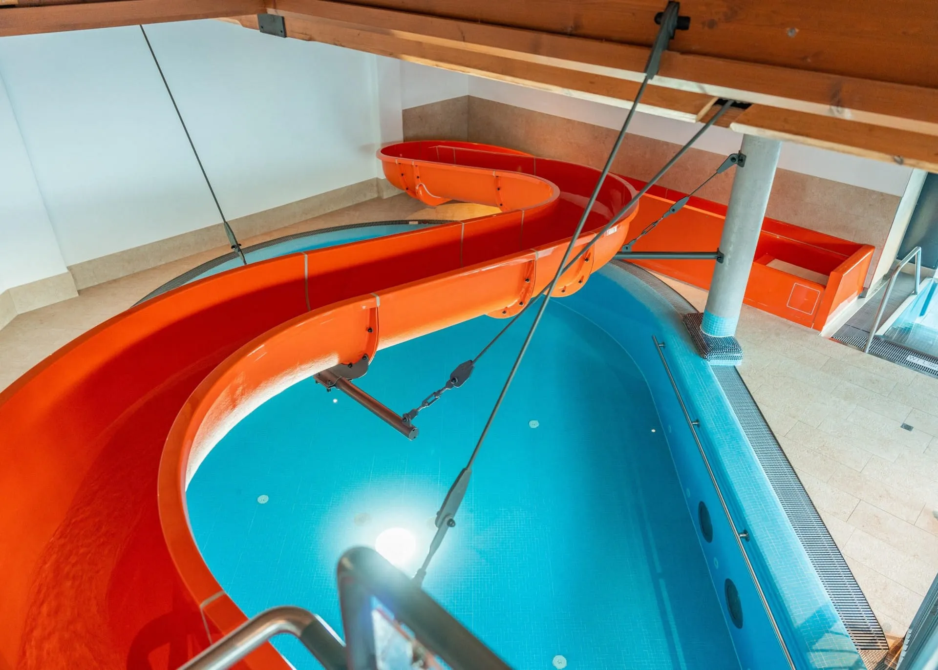 Detailansicht der Wasserrutsche im Hallenbad von oben