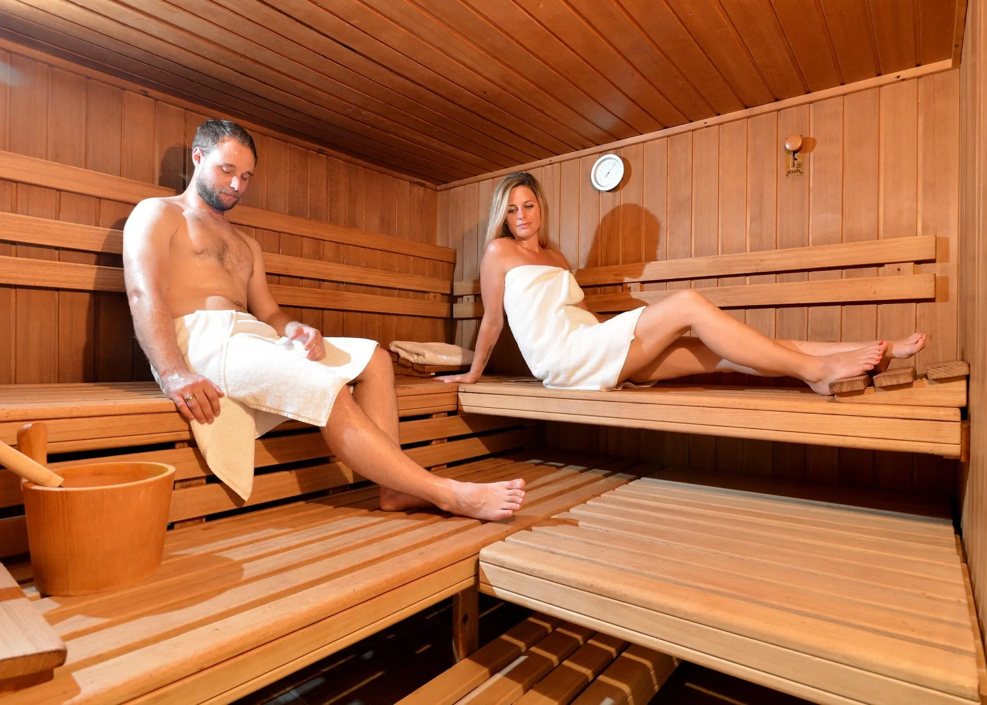 Junges Paar entspannt in einer Holzsauna