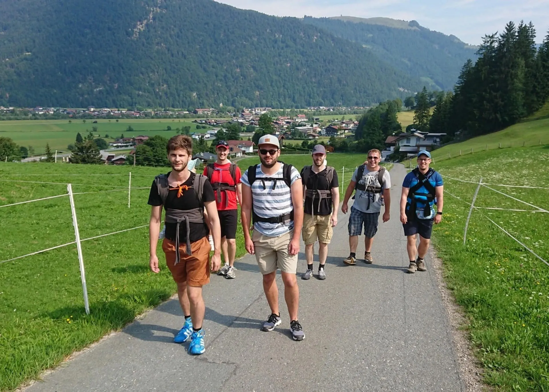 Väter mit Babys in Tragen wandern mit Talblick in den Kitzbüheler Alpen