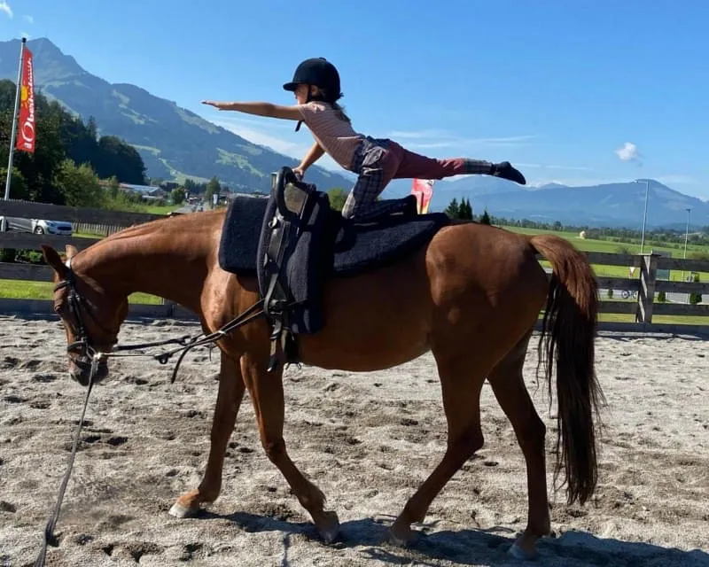 Junges Mädchen beim Reiten auf dem Oberhabachhof neben dem Hotel