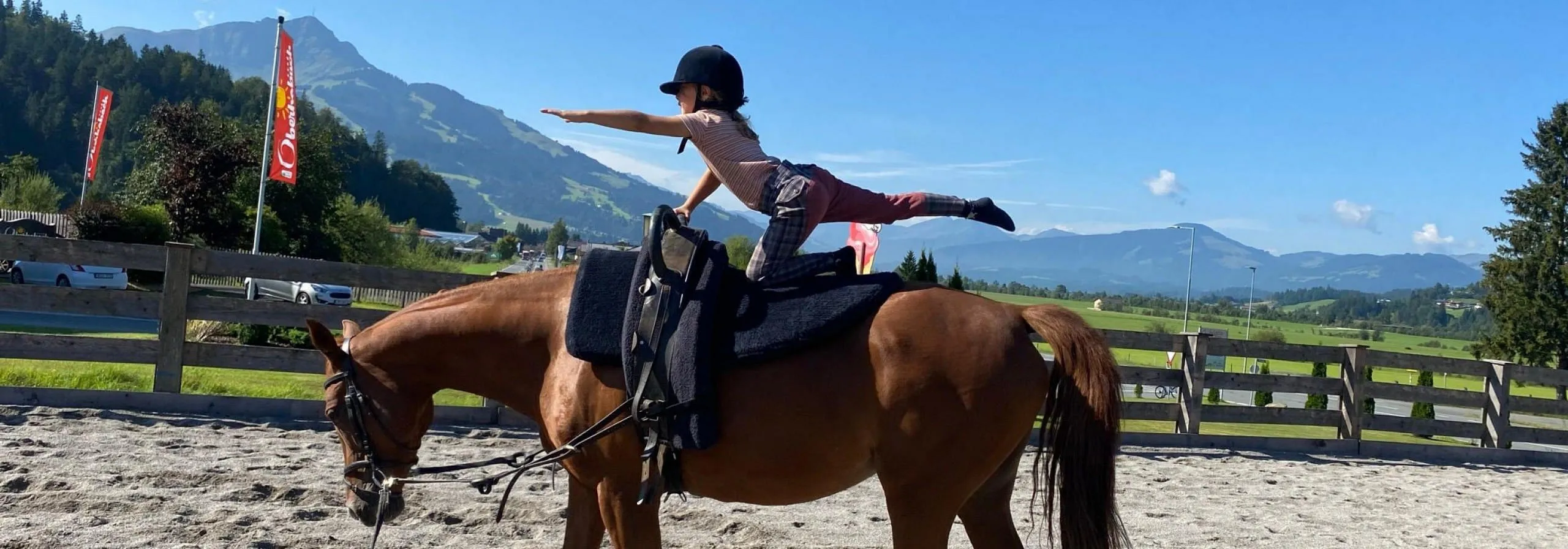 junges Mädchen reitet auf Pferd bei der Reitanlage Oberhabachhof neben dem
