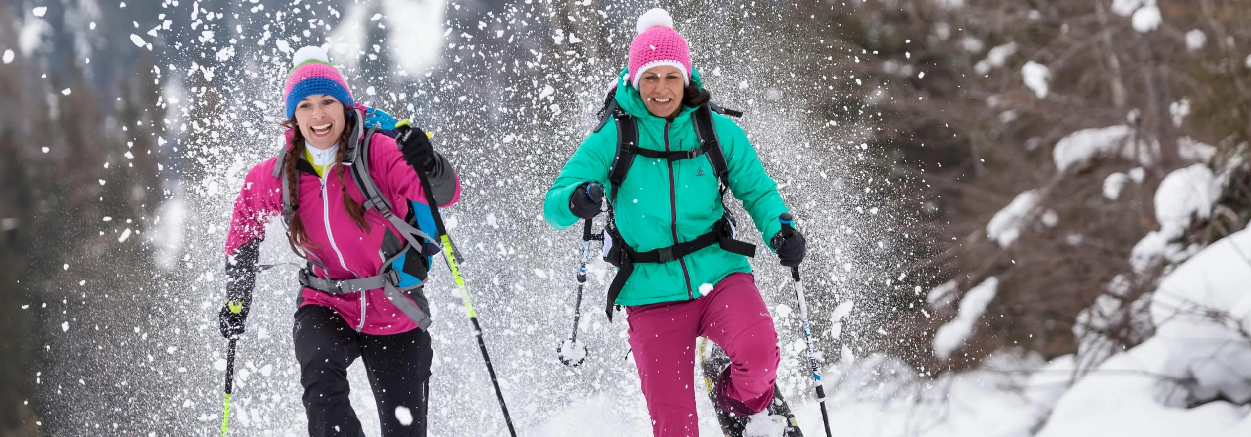 Zwei Frauen bei einer Schneeschuhwanderung im verschneiten Tiroler