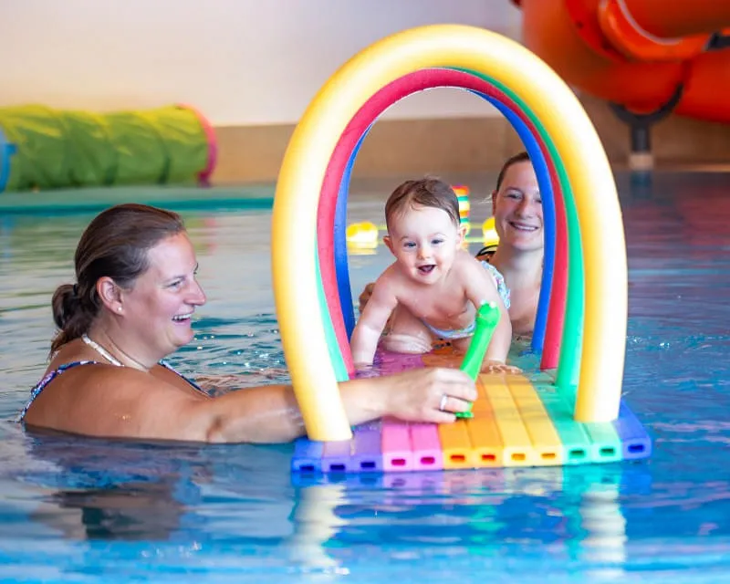 Mutter beim Babyschwimmen im Hallenbad des Hotel Babymio