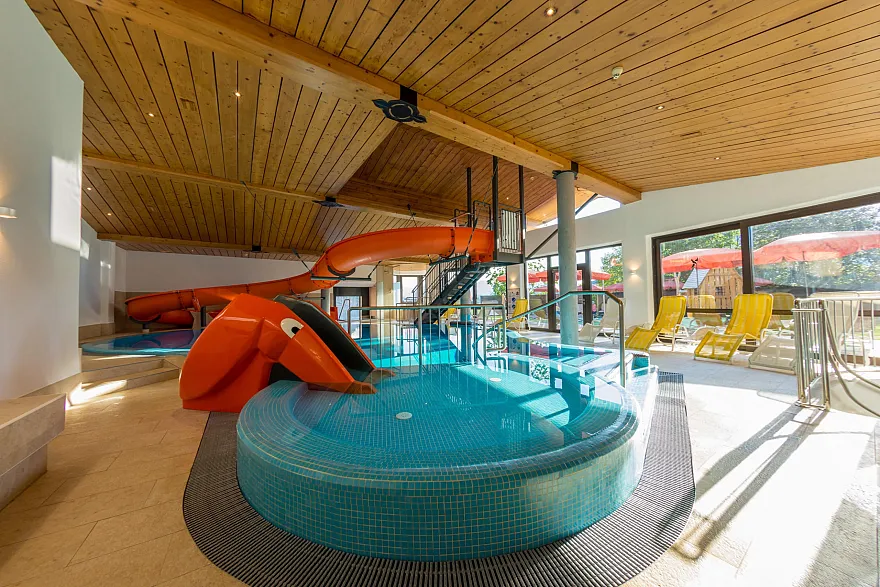 Hallenbad im Hotel mit Wasserrutsche und Elefantenrutsche
